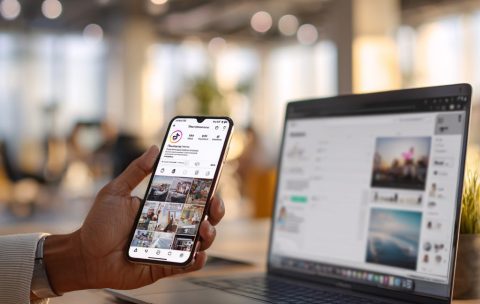 lanko2g_An_ultra-realistic_shot_of_a_marketer_holding_a_smart_b1c1d1e7-df2f-4acc-b7d0-aec95beaca99_1