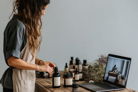 lanko_A_small_business_owner_in_a_clean_workspace_arranging_a_f0111351-30e4-448e-b7d8-8ebcf3646452_1