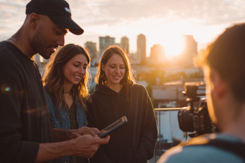 lanko_An_urban_rooftop_or_loft_setting_at_golden_hour_with_a__f7af239b-b2b2-40b2-a694-efc8e2ffb445_2